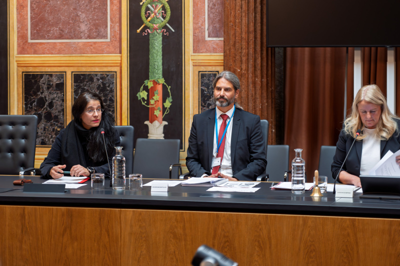Von links: Expertin Adriane Kaufmann, WKÖ (am Wort), Experte Rudolf Schmid, BMLUK, stv. Ausschussvorsitzende Claudia Arpa (SPÖ)