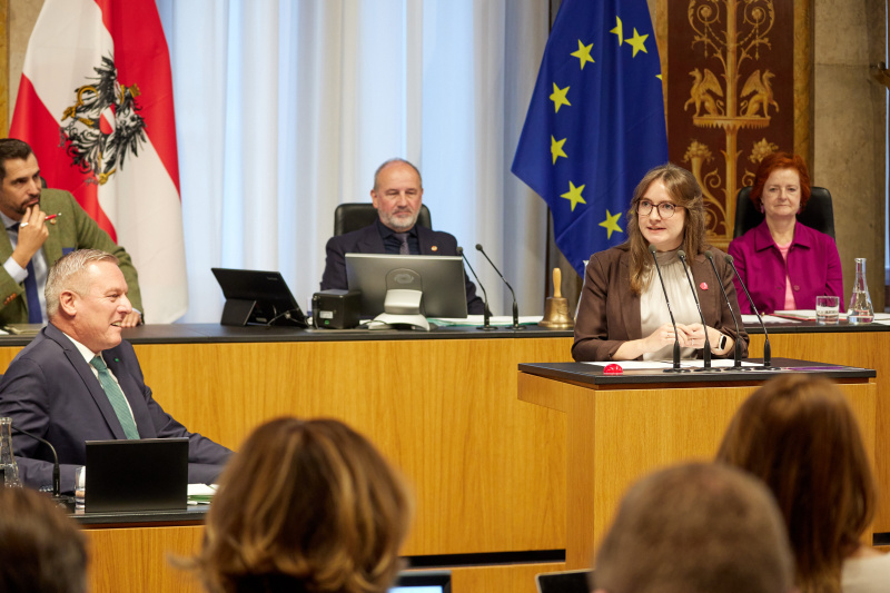 Am Rednerpult: Bundesrätin Julia Deutsch (NEOS)