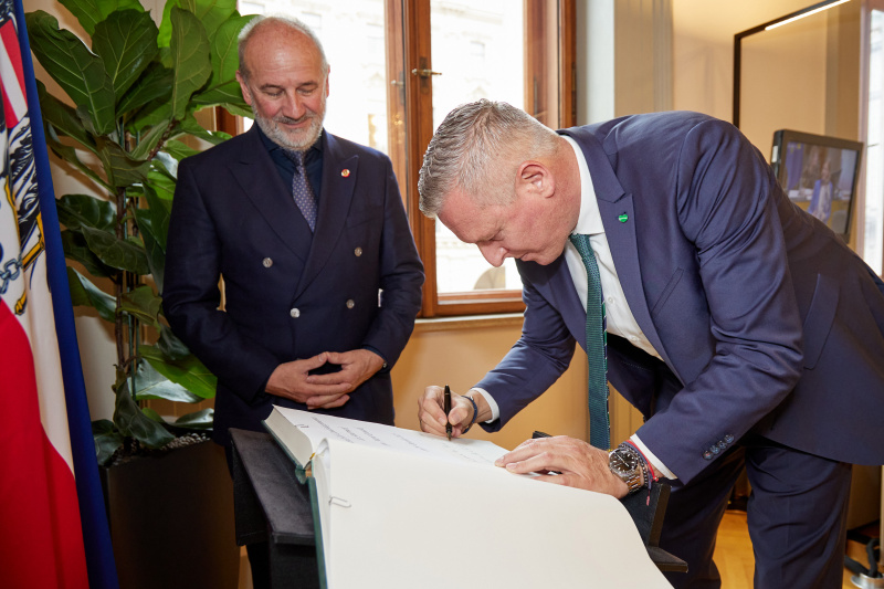 Eintrag in das Gästebuch. Von links: Bundesratspräsident Peter Samt (FPÖ), Landeshauptmann der Steiermark Mario Kunasek