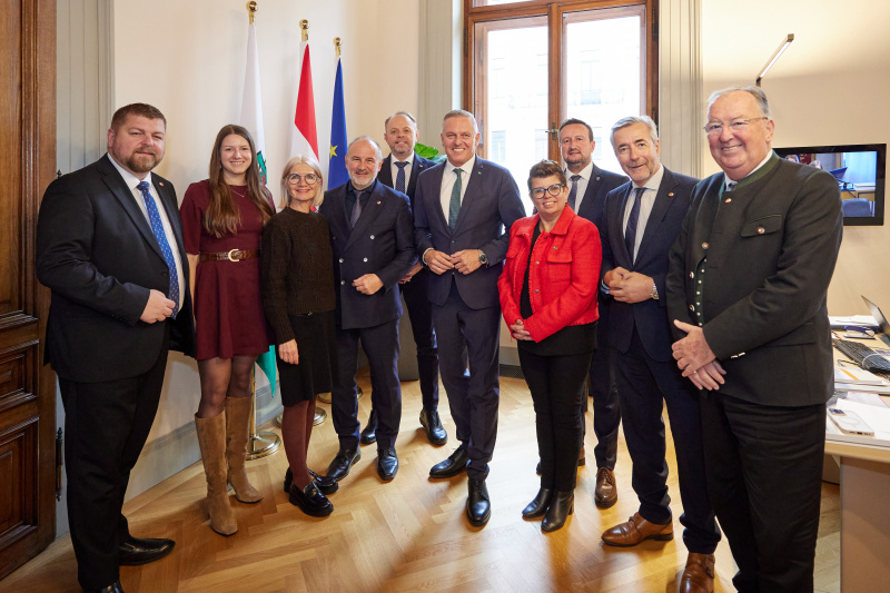 1. Reihe von links: Vorsitzender der Bundesratsfraktion Andreas Arthur Spanring (FPÖ), Bundesrätin Antonia Herunter (ÖVP), Bundesrätin Gabriele Kolar (SPÖ), Bundesratspräsident Peter Samt (FPÖ), Bundesrat Manfred Repolust (FPÖ), Landeshauptmann der Steiermark Mario Kunasek, Bundesrätin Bernadette Kerschler (SPÖ), Bundesrat Herbert Kober (FPÖ), Bundesrat Werner Gradwohl (FPÖ), Bundesrat Ernest Schwindsackl (ÖVP)