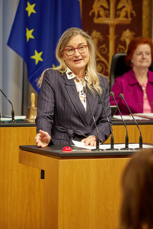 Am Rednerpult: Bundesrätin Claudia Hauschildt-Buschberger (GRÜNE)