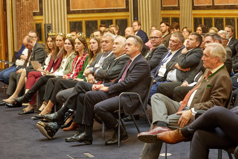 Blick Richtung Veranstaltungsteilnehmerinnen und -teilnehmer