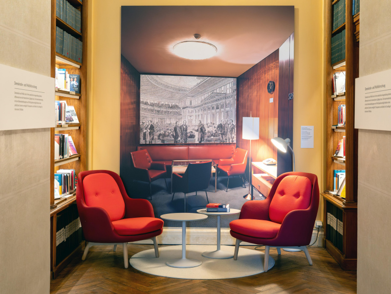 Neu gestalteter Leseplatz in der Parlamentsbibliothek.