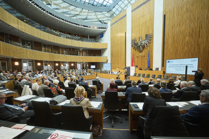 Begrüßung Nationalratspräsident Walter Rosenkranz (FPÖ). Blick Richtung Veranstaltungsteilnehmerinnen und -teilnehmer