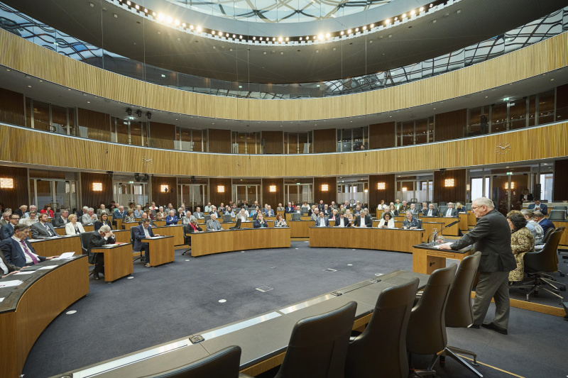 Begrüßung Nationalratspräsident Walter Rosenkranz (FPÖ). Blick Richtung Veranstaltungsteilnehmerinnen und -teilnehmer