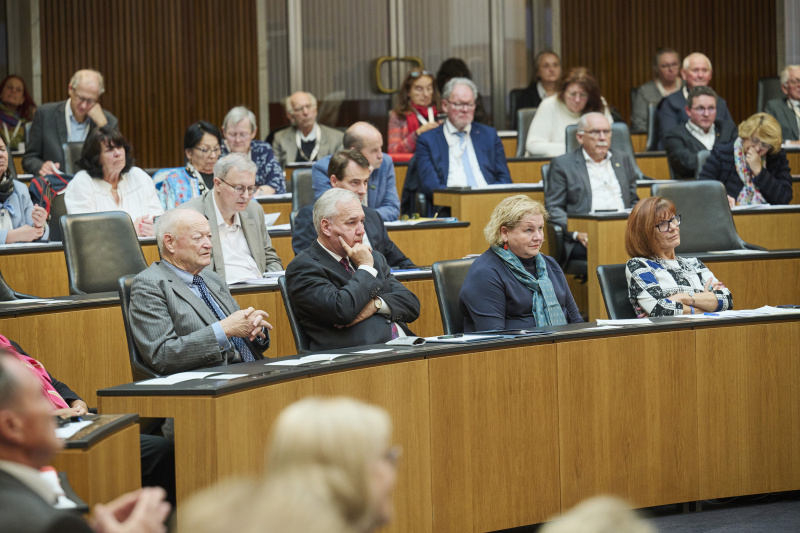 Blick Richtung Veranstaltungsteilnehmerinnen und -teilnehmer