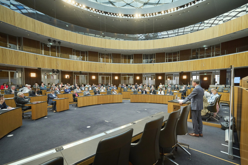 Kurzansprache Nationalratsabgeordneter Ernst Gödl (ÖVP). Blick Richtung Veranstaltungsteilnehmerinnen und -teilnehmer