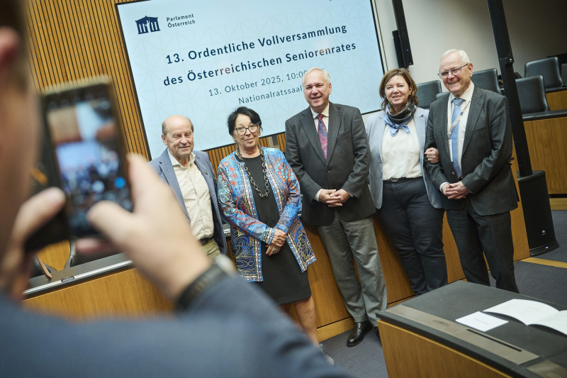 Nationalratspräsident Walter Rosenkranz (FPÖ) (Mitte) und Veranstaltungsteilnehmerinnen und -teilnehmer