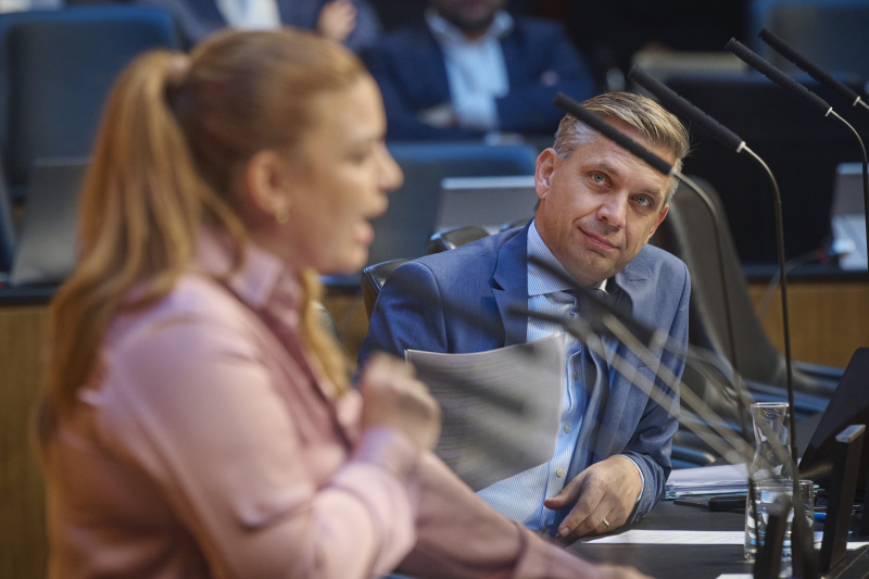 Am Rednerinnenpult Nationalratsabgeordnete Nina Tomaselli (GRÜNE), Wirtschaftsminister Wolfgang Hattmannsdorfer (ÖVP)