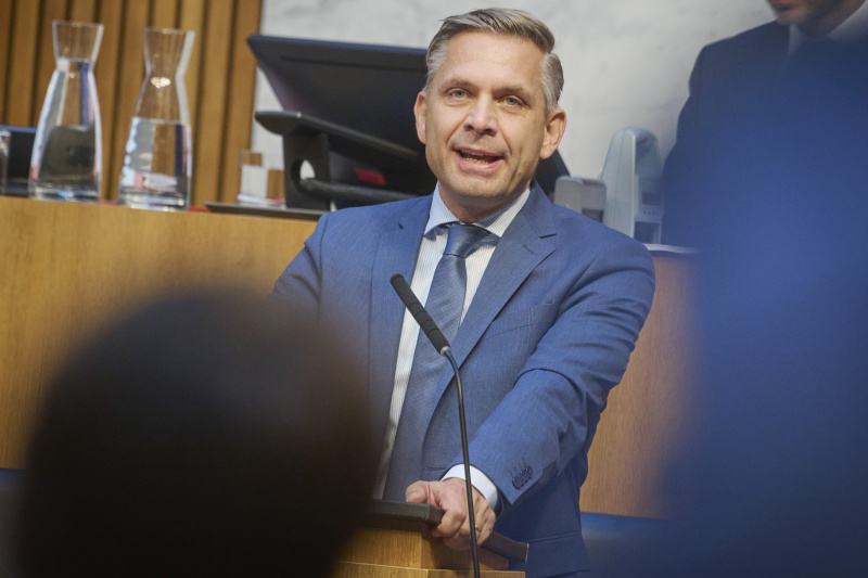 Am Rednerpult Wirtschaftsminister Wolfgang Hattmannsdorfer (ÖVP)