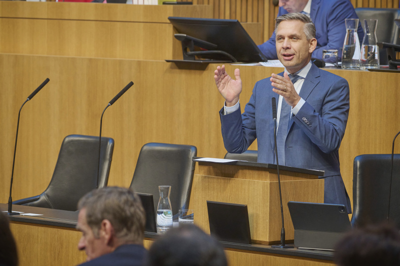 Am Rednerpult Wirtschaftsminister Wolfgang Hattmannsdorfer (ÖVP)