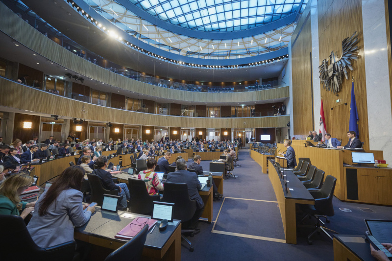 Am Rednerpult Wirtschaftsminister Wolfgang Hattmannsdorfer (ÖVP). Blick Richtung Sitzungsteilnehmerinnen und -teilnehmer