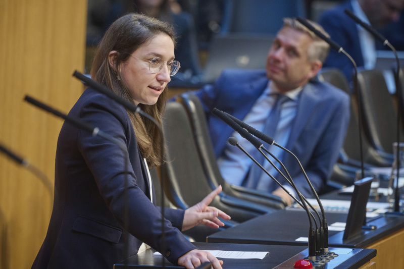 Am Rednerinnenpult Nationalratsabgeordnete Julia Herr (SPÖ)