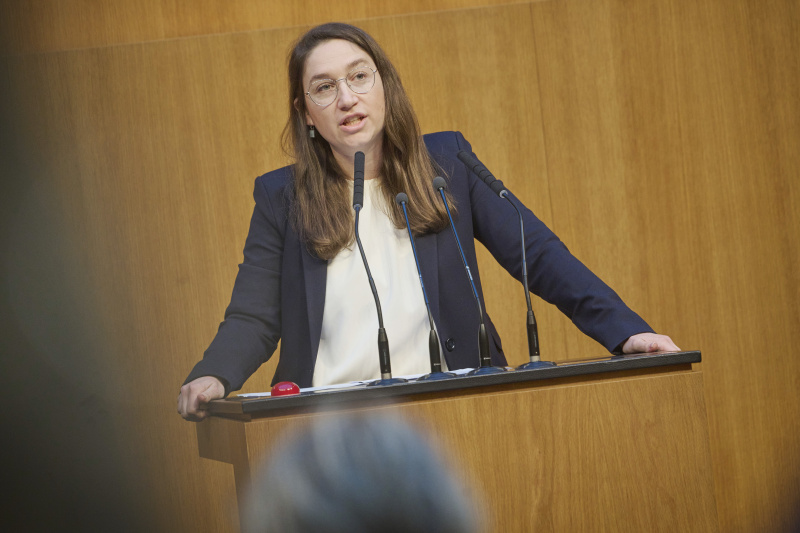Am Rednerinnenpult Nationalratsabgeordnete Julia Herr (SPÖ)