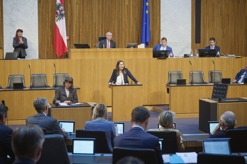 Am Rednerinnenpult Nationalratsabgeordnete Julia Herr (SPÖ)