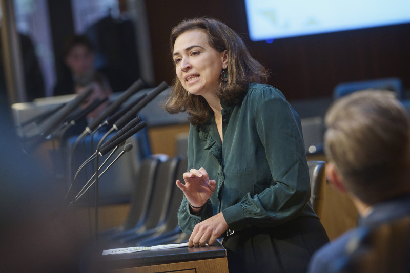 Am Rednerinnenpult Nationalratsabgeordnete Alma Zadić (GRÜNE)