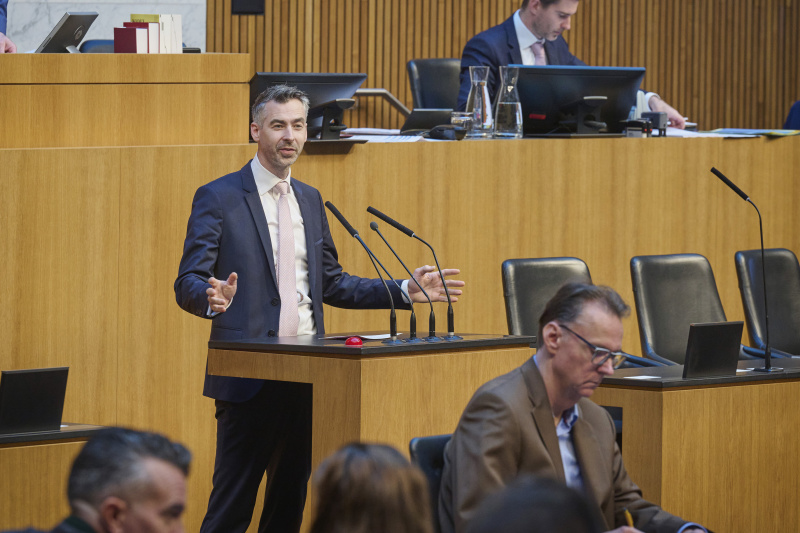 Am Rednerpult Nationalratsabgeordneter Christoph Pramhofer (NEOS)