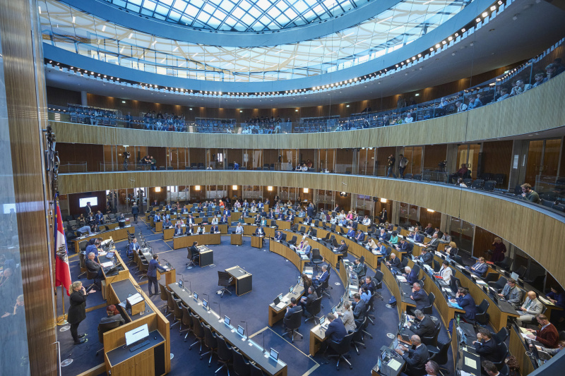 Blick Richtung Sitzungsteilnehmerinnen und -teilnehmer