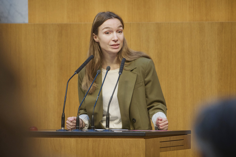 Am Rednerinnenpult Nationalratsabgeordnete Sophie Wotschke (NEOS)