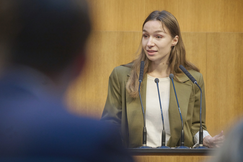 Am Rednerinnenpult Nationalratsabgeordnete Sophie Wotschke (NEOS)