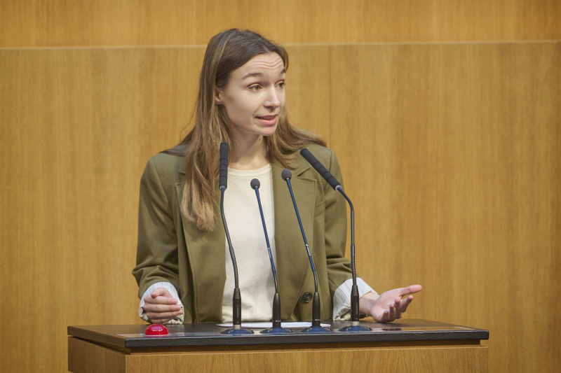 Am Rednerinnenpult Nationalratsabgeordnete Sophie Wotschke (NEOS)