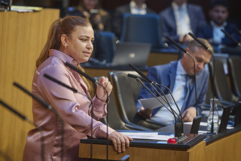 Am Rednerinnenpult Nationalratsabgeordnete Nina Tomaselli (GRÜNE)