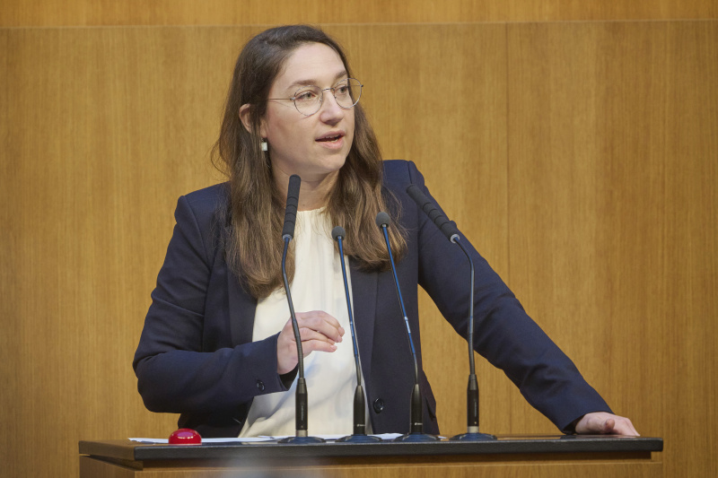 Am Rednerinnenpult Nationalratsabgeordnete Julia Herr (SPÖ)