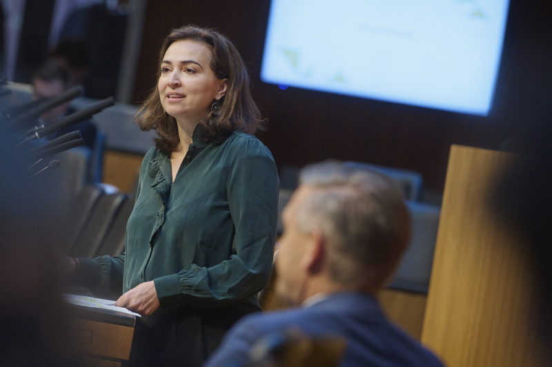 Am Rednerinnenpult Nationalratsabgeordnete Alma Zadić (GRÜNE)