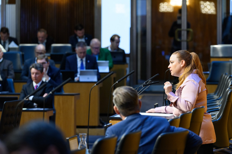 Am Rednerinnenpult: Nationalratsabgeordnete Nina Tomaselli (GRÜNE)