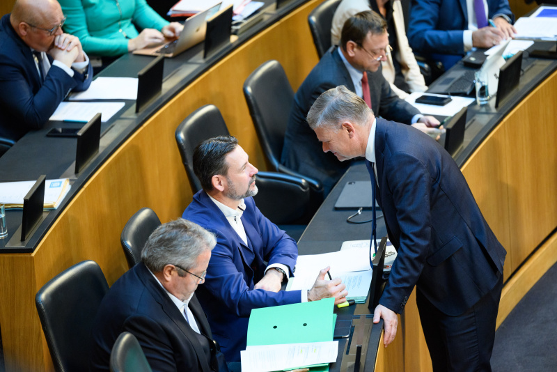 Von Links: Nationalratsabgeordneter Friedrich Ofenauer (ÖVP) und Nationalratsabgeordneter Andreas Hanger (ÖVP) im Gepräch