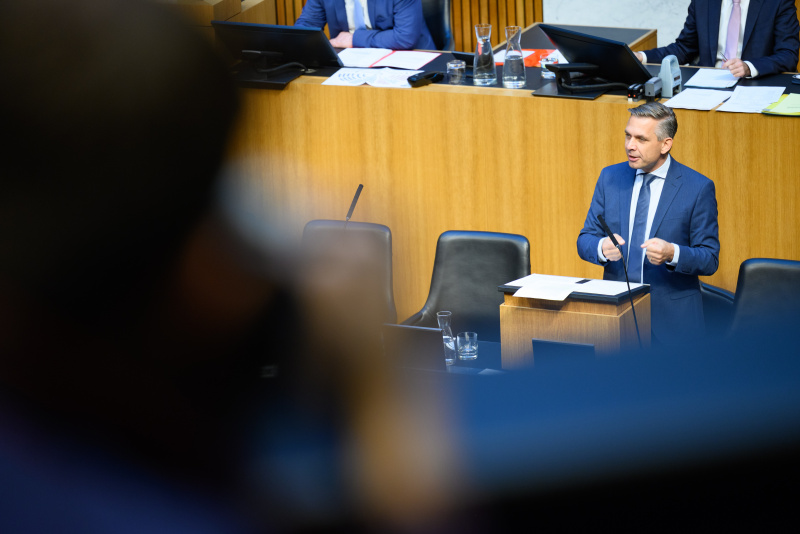 Am Rednerpult: Wirtschaftsminister Wolfgang Hattmannsdorfer (ÖVP)