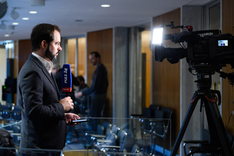 Puls 24. Reporter bei der Anmoderation der Sendung