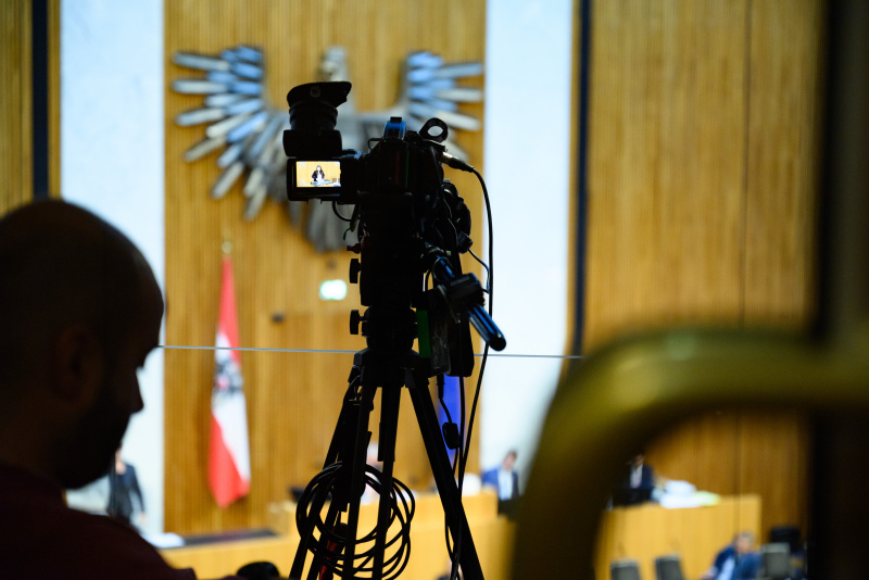 TV-Kamera in Richtung Präsidium mit Adler