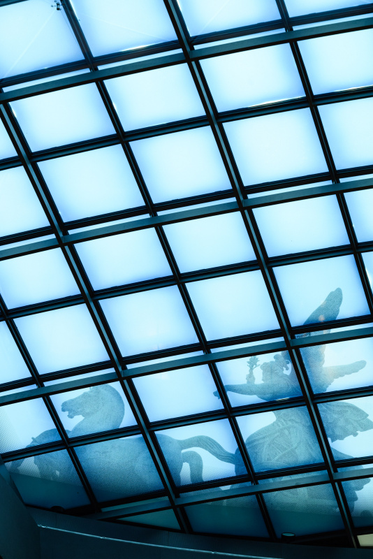 Blick durch die Glaskuppel zur Qadriga