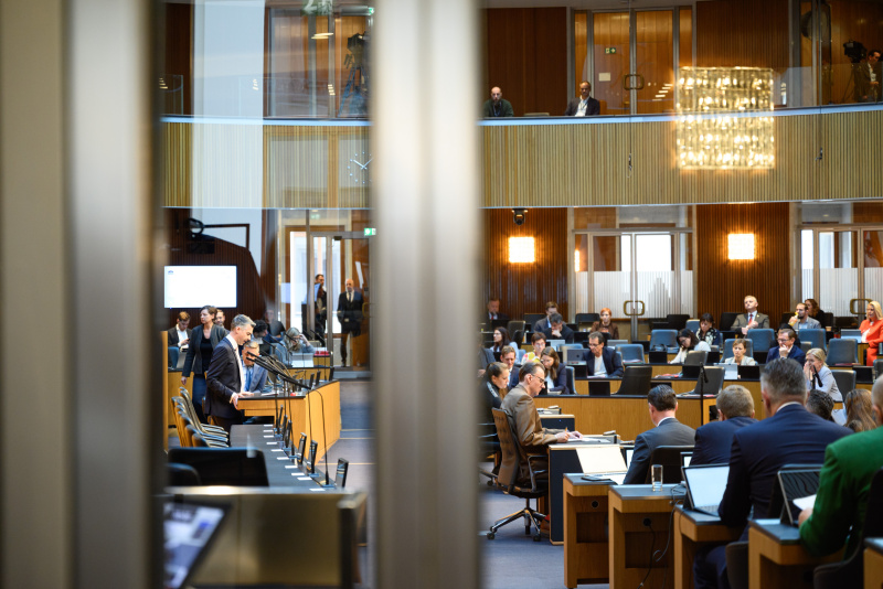 Am Rednerpult: Nationalratsabgeordneter Christoph Pramhofer (NEOS). Blick ins Plenum