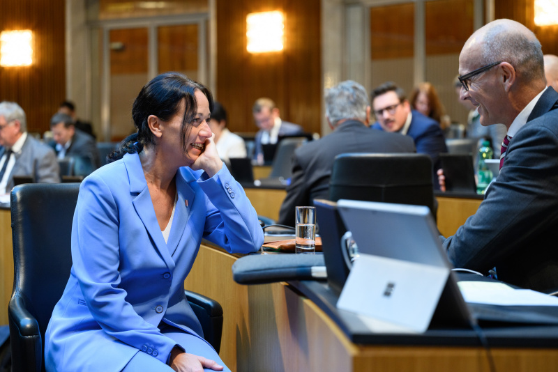 Nationalratsabgeordnete Elisabeth Heiß (FPÖ) im Gespräch mit Natonalratsabgeordneten Harald Stefan (FPÖ)