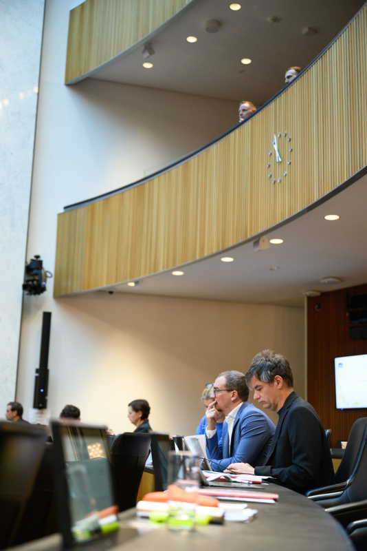 Nationalratsabgeordneter Wolfgang Moitzi (SPÖ). Blick Rictung Sitzungsteilnehmer:innen