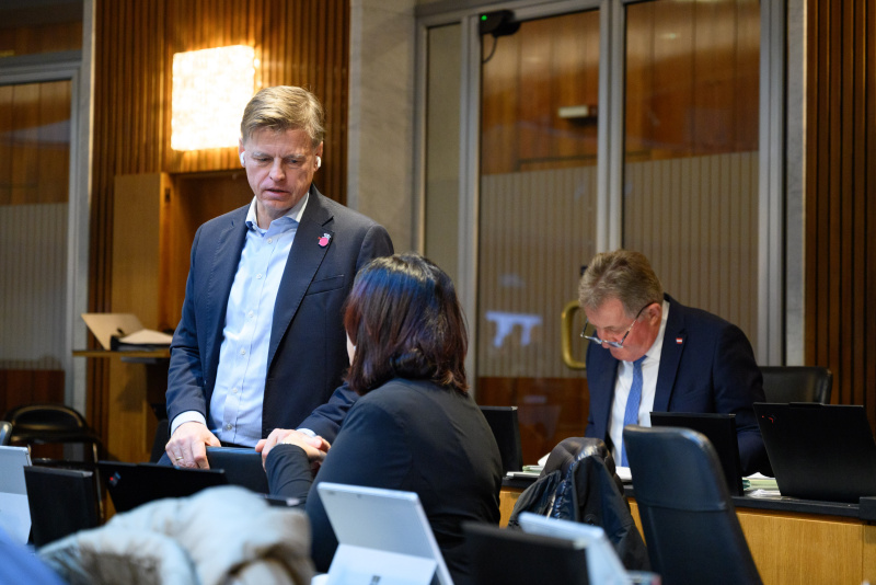 Nationalratsabgeordneter Veit Valentin Dengler (NEOS) im Gespräch