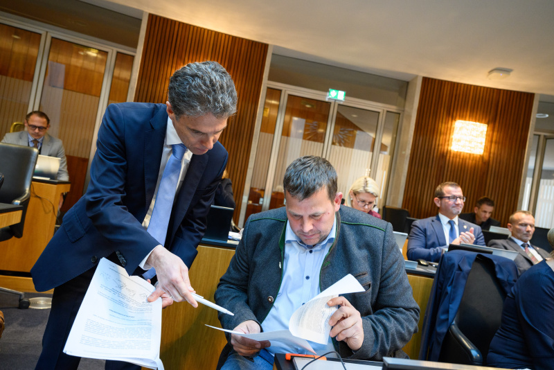 Natoinalratsabgeordneter Peter Schmiedlechner (FPÖ) mit Arbeitsunterlagen