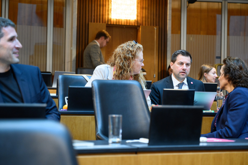 Von links: Nationalratsabgeordnete Fiona Fiedler (NEOS), Nationalratsabgeordneter Michael Bernhard (NEOS) und Martina von Künsberg Sarre (NEOS) im Gespräch