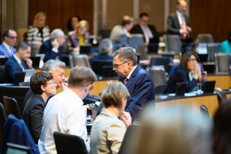 Nationalratsabgeordneter August Wöginger (ÖVP) im Gespräch mit Natonalratsabgeordneter Sigrid Maurer (GRÜNE)