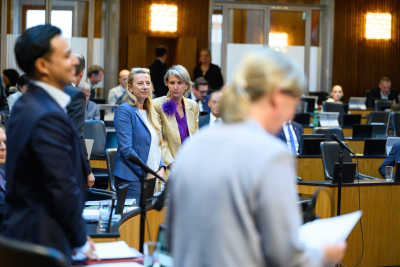 Abstimmung. Von Links: Nationalratsabgeordnete Juliane Bogner-Strauß (ÖVP), Nationalratsabgeordnete Romana Deckenbacher (ÖVP). Blick Richtung Sitzungsteilnehmerinnen und -teilnehmer