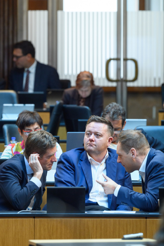 Nationalratsabgeordneter Mario Lindner (SPÖ) (Mitte), davor Nationalratsabgeordneter Kai Jan Krainer (SPÖ) und Nationalratsabgeordneter Philip Kucher (SPÖ) im Gespräch