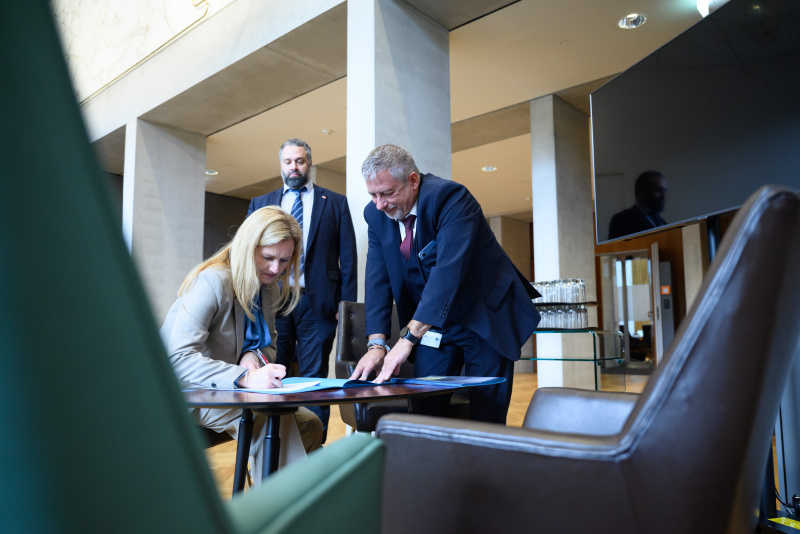 Beschlussunterfertigung von Nationalratsabgeordneter Petra Tanzler, Parlamentsbedienstete