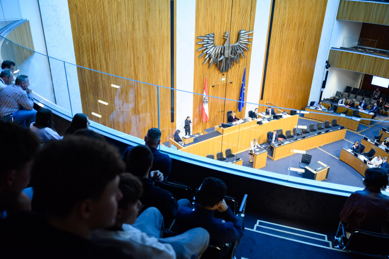 Blick von der Besuchergalerie ins Plenum