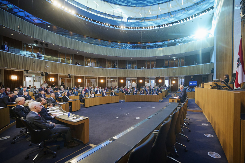 Eröffnungsworte Nationalratspräsident Walter Rosenkranz (FPÖ). Blick Richtung Veranstaltungsteilnehmerinnen und -teilnehmer