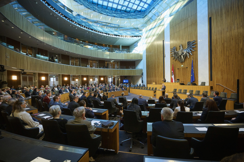Eröffnungsworte Nationalratspräsident Walter Rosenkranz (FPÖ). Blick Richtung Veranstaltungsteilnehmerinnen und -teilnehmer