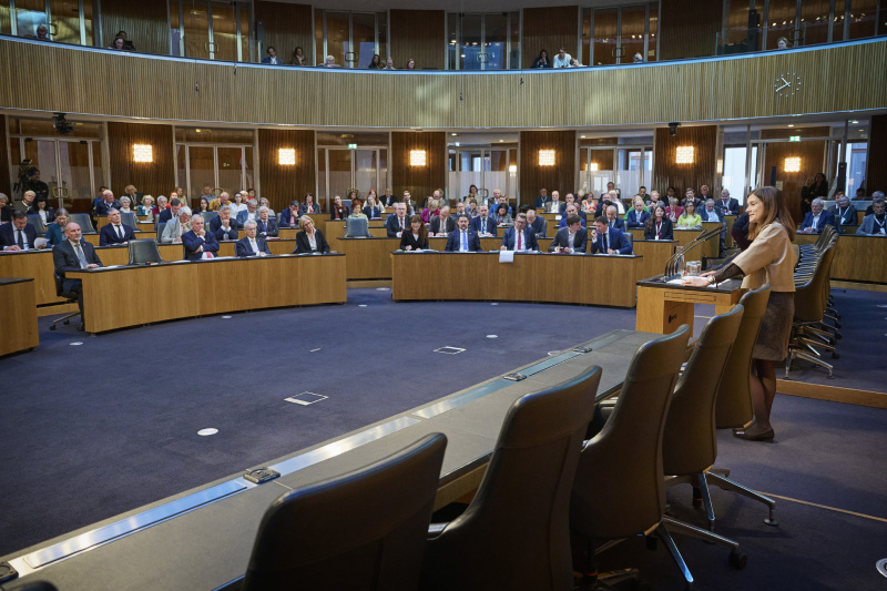 Keynote Schweizer Nationalratspräsidentin Maja Riniker. Blick Richtung Veranstaltungsteilnehmerinnen und -teilnehmer
