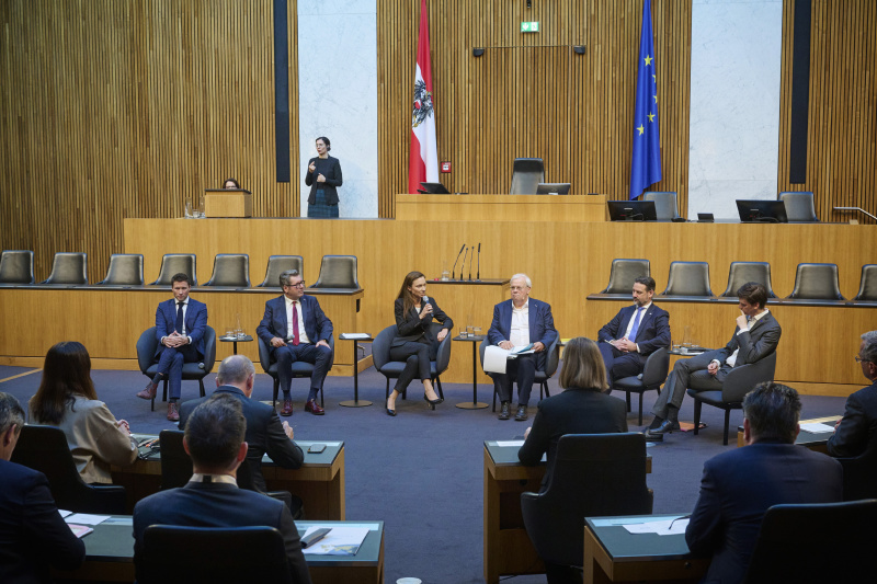Podiumsdiskussion. Von links: Nationalratsabgeordneter David Stögmüller (GRÜNE), Nationalratsabgeordneter Robert Laimer (SPÖ), Nationalratsabgeordnete Susanne Fürst (FPÖ), Moderation Journalist Christian Wehrschütz, Nationalratsabgeordneter Friedrich Ofenauer (ÖVP), Nationalratsabgeordneter Douglas Hoyos-Trauttmansdorff (NEOS)
