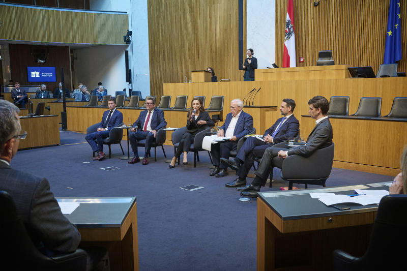 Podiumsdiskussion. Von links: Nationalratsabgeordneter David Stögmüller (GRÜNE), Nationalratsabgeordneter Robert Laimer (SPÖ), Nationalratsabgeordnete Susanne Fürst (FPÖ), Moderation Journalist Christian Wehrschütz, Nationalratsabgeordneter Friedrich Ofenauer (ÖVP), Nationalratsabgeordneter Douglas Hoyos-Trauttmansdorff (NEOS)